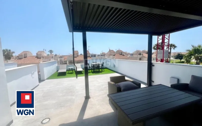 Dom na  sprzedaż Torrevieja - Komfortowy dom z prywatnym basenem, solarium na dachu i widokiem na Różową Lagunę!